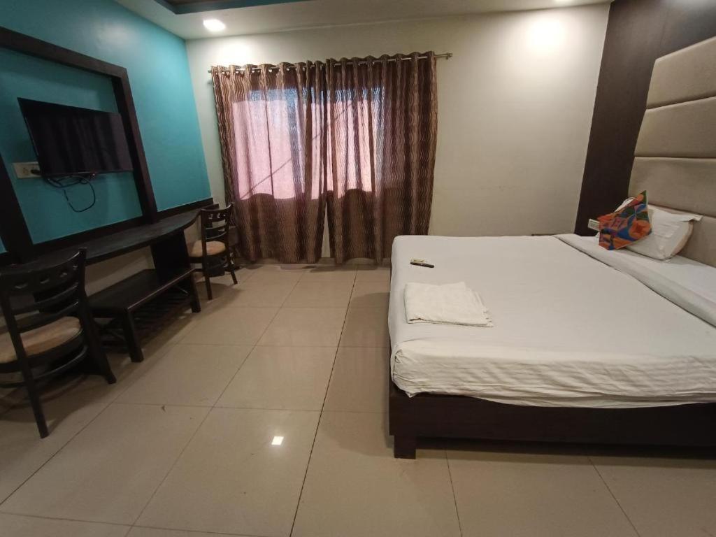 Hotel Adore Palace Мумбаи Экстерьер фото